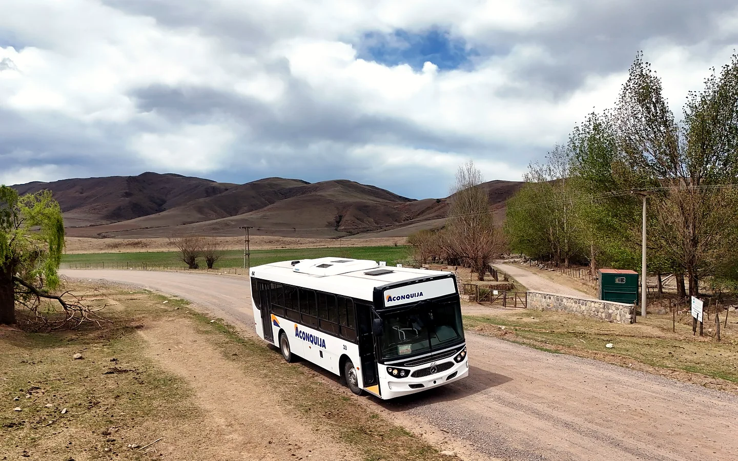 Colectivo de Transporte Aconquija en un camino rural de los Valles Calchaquíes