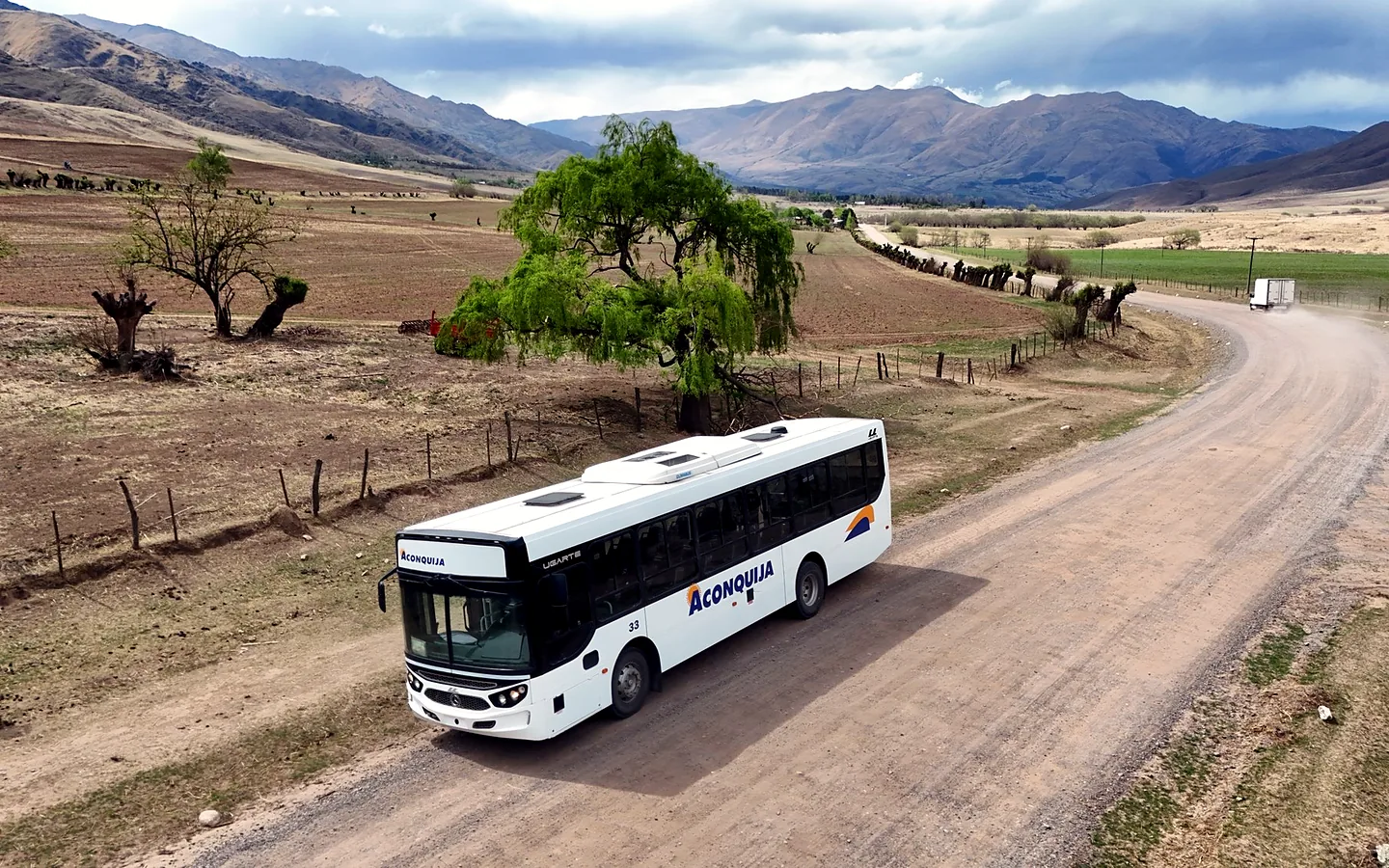 Colectivo de Transporte Aconquija recorriendo una curva entre las montañas