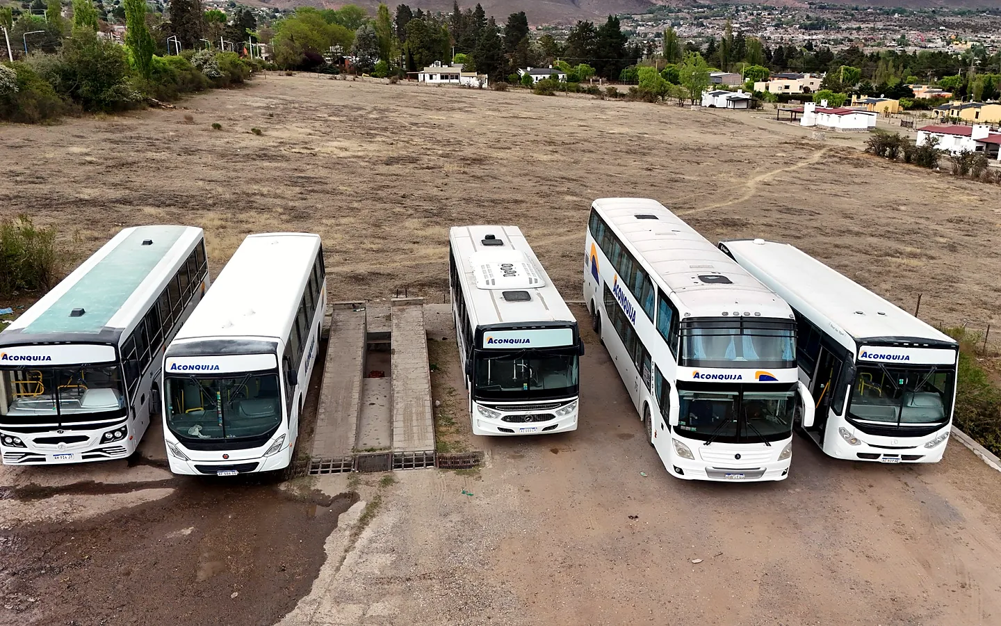 Flota de Transporte Aconquija en la terminal de Tafí del Valle
