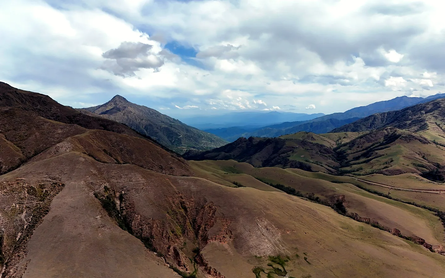 Cordones montañosos y quebradas del recorrido por los Valles Calchaquíes