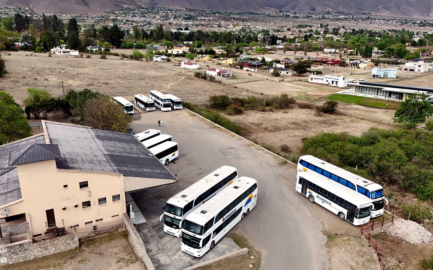 Vista panorámica de la terminal y los colectivos de Transporte Aconquija en Tafí del Valle