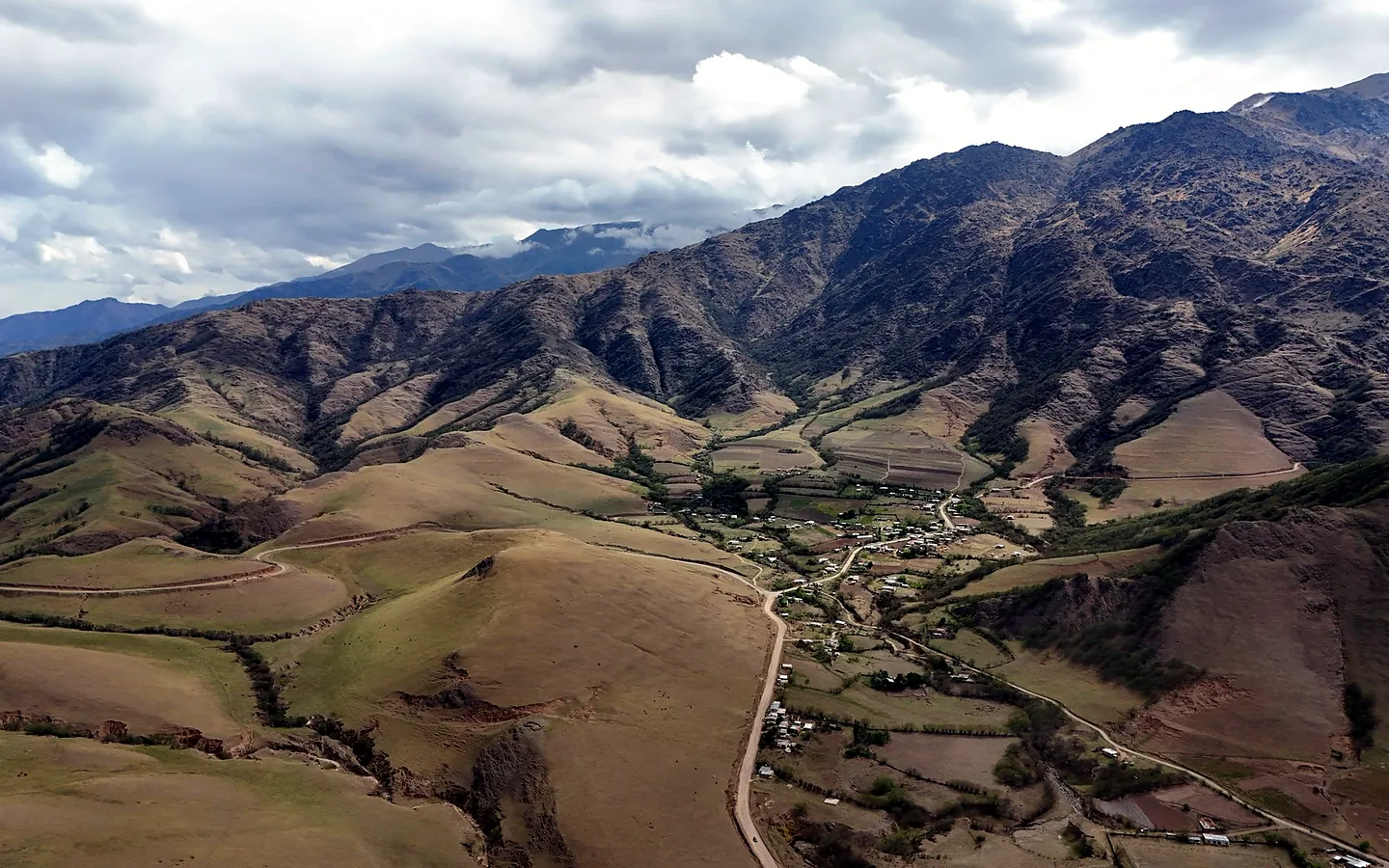 Vista aérea de una localidad y sus caminos entre las montañas de Tucumán